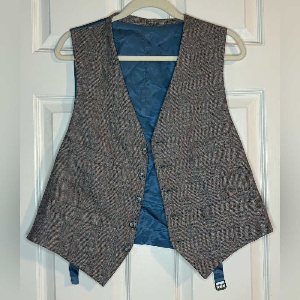 Grey and blue vest size L